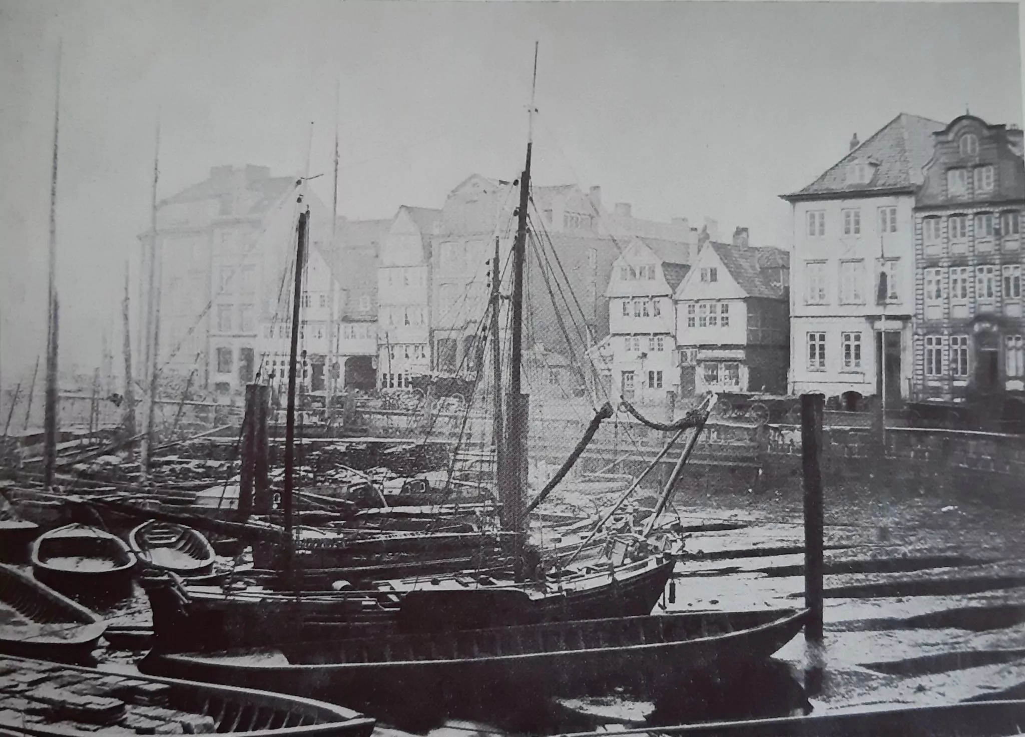 Historische Aufnahme des Hamburger Hafens mit Segelschiffen und Kaufmannshäusern